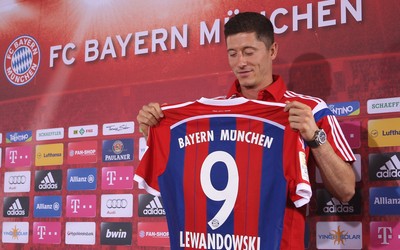 熊猫体育动态-丹麦队国旗色涂满看台